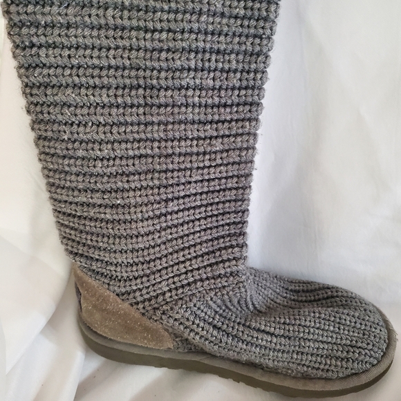 UGG girls  Youth size 2. Cardyll.  Gray knit with colorful buttons. - Picture 6 of 6